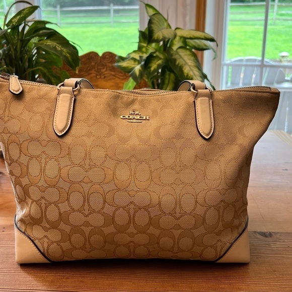 Coach F29958 Signature Jacquard Zip
Tote Bag - Light Khaki/Chalk - Picture 1 of 13